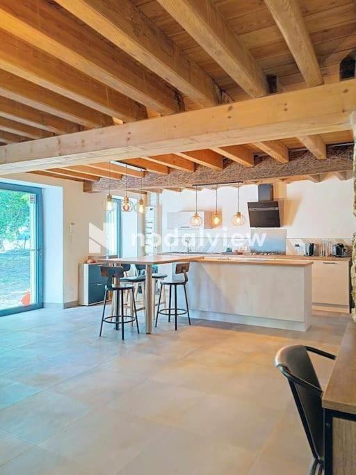 Aux Sources De Lesquire Maison 5 5 Salles De Bains , 11 Personnes Hébergement de vacances